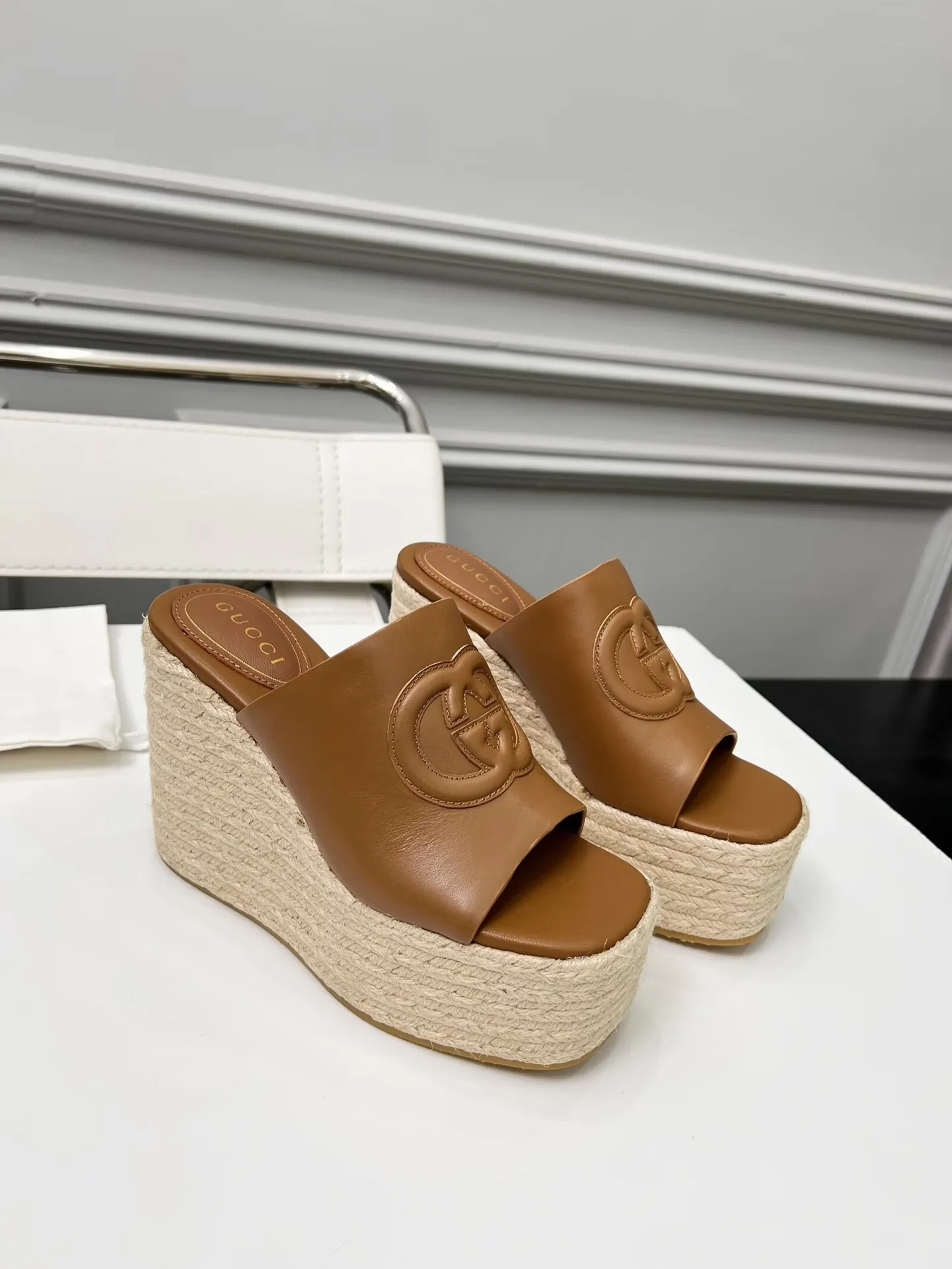 👟👟Ex-factory price 460👟👟 Gucci’s new slippers, fashionable, high-end and full of personality✅ Very stable, comfortable and durable for daily use, convenient and unique for daily matching, a must-have classic for summer, the upper is made of GUCCI brand stitching Fabric: cowhide Lining/feet: sheepskin Platform height: 11cm Color: black, white, brown, burgundy, pink Code number: 35-42 (41 and 42 need to be customized) Packaging: Comes with cloth bag and card.